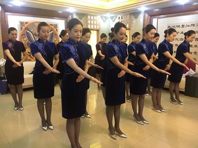 提升禮儀素養(yǎng)，樹立職業(yè)形象 山航空乘助力全國(guó)質(zhì)量管理小組活動(dòng)40周年紀(jì)念大會(huì)